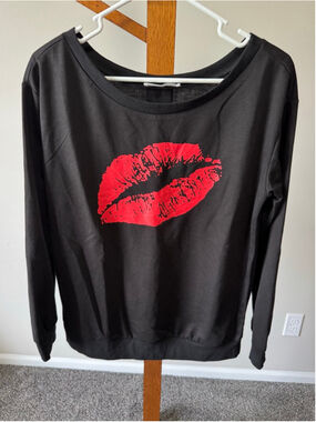 Women's Cupshe Black Sweatshirt with Red Lips Graphic, Size M